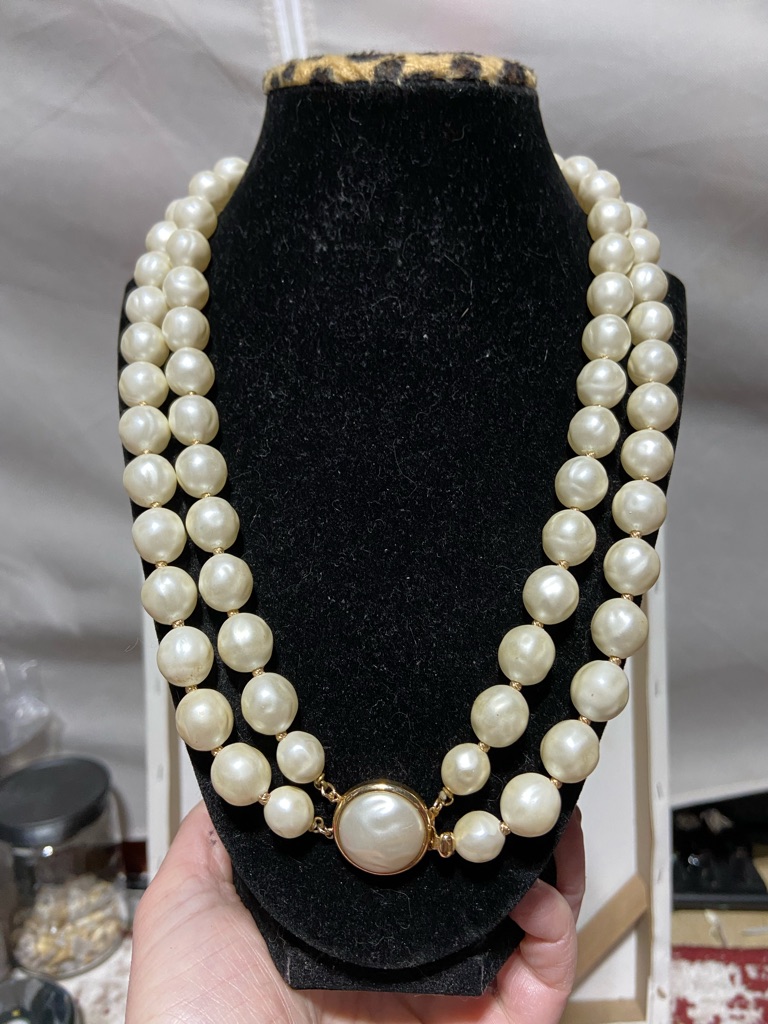 Crown Trifari Classic Two-Strand Cream Faux Pearl Necklace With Gold Tone Accent 55$